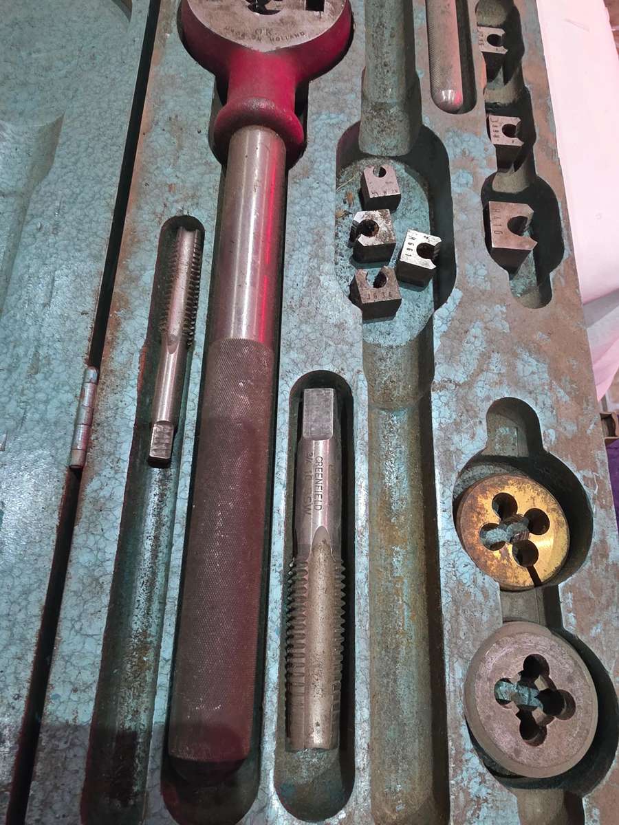 VINTAGE GREENFIELD TAP AND DIE SET( HOLLAND)70CM LENGTH BOX