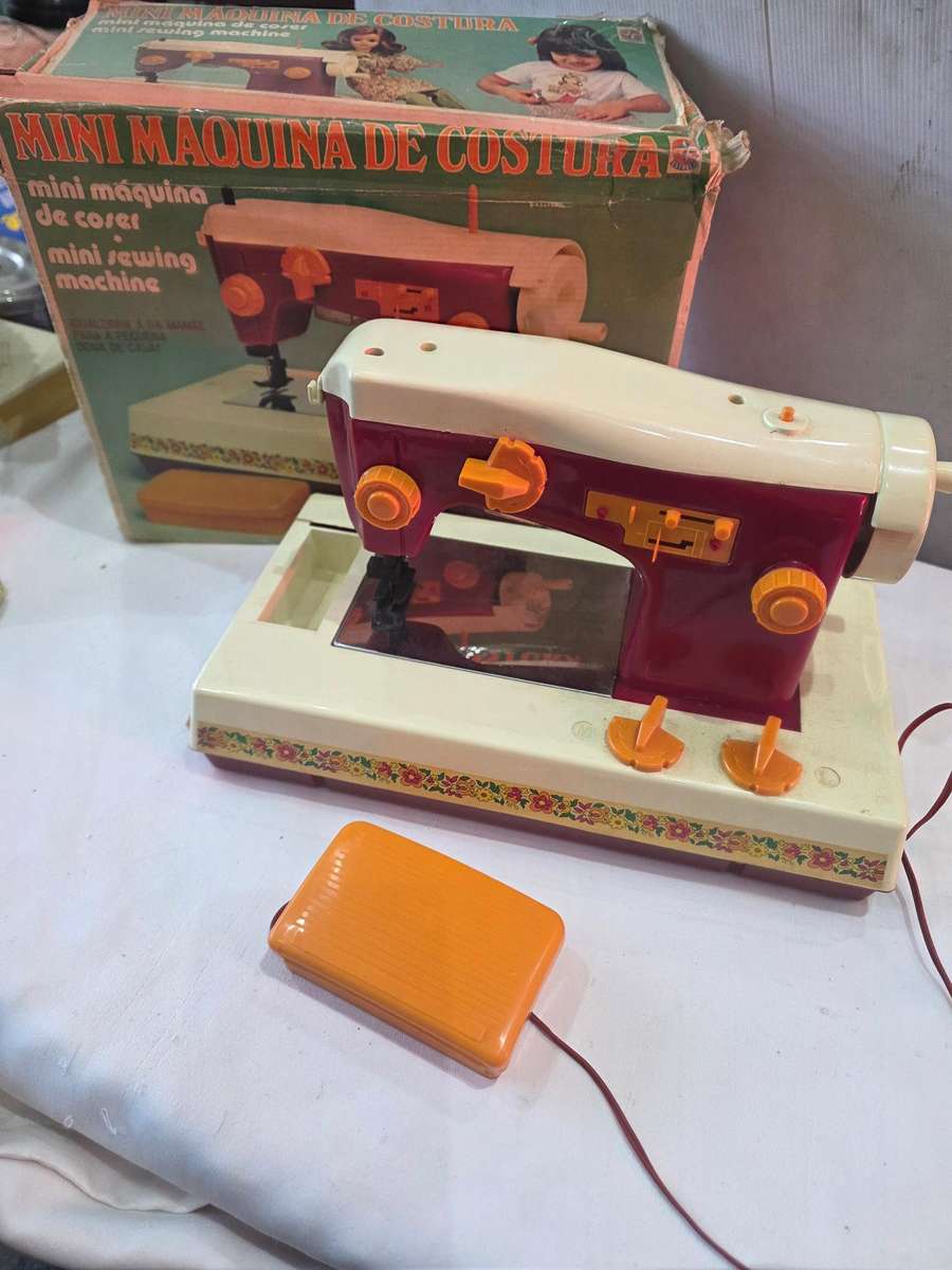 VINTAGE MINI SEWING MACHINE WITH ORIGINAL BOX(EXCELLENT WORKING CONDITION)
