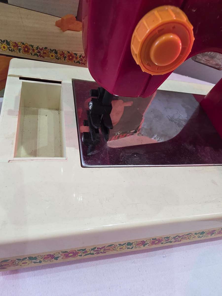 VINTAGE MINI SEWING MACHINE WITH ORIGINAL BOX(EXCELLENT WORKING CONDITION)