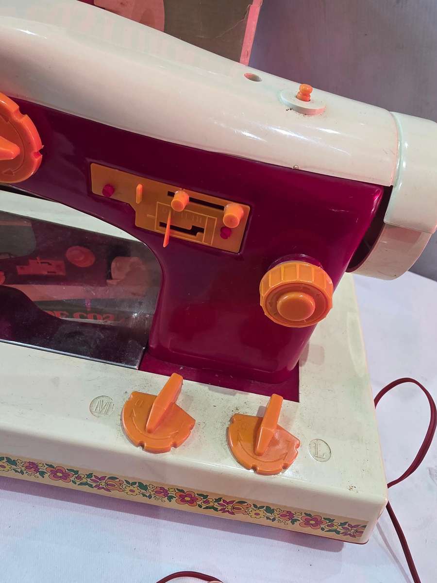 VINTAGE MINI SEWING MACHINE WITH ORIGINAL BOX(EXCELLENT WORKING CONDITION)