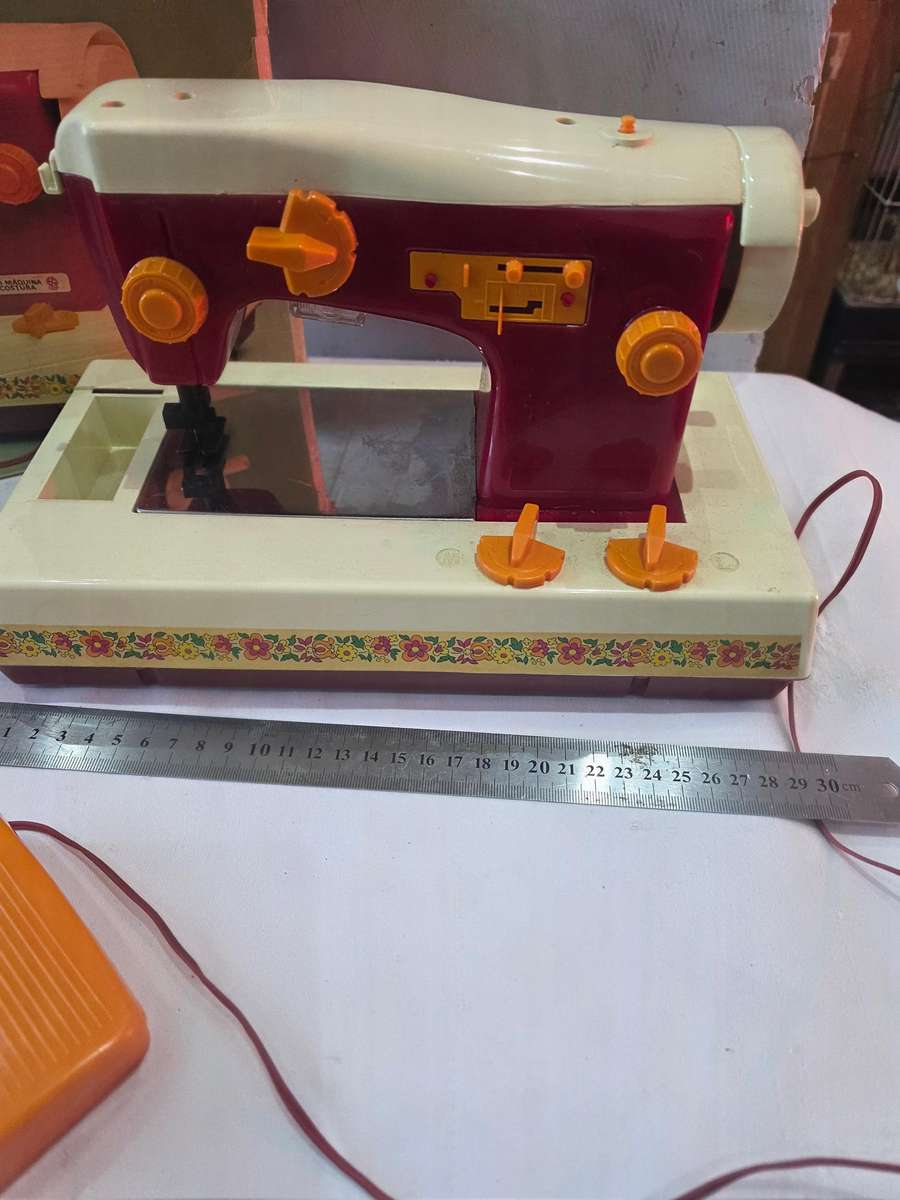 VINTAGE MINI SEWING MACHINE WITH ORIGINAL BOX(EXCELLENT WORKING CONDITION)