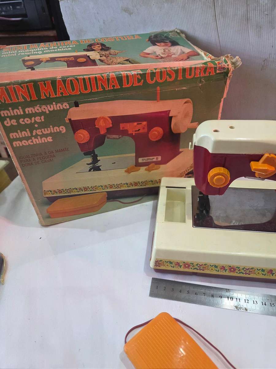 VINTAGE MINI SEWING MACHINE WITH ORIGINAL BOX(EXCELLENT WORKING CONDITION)