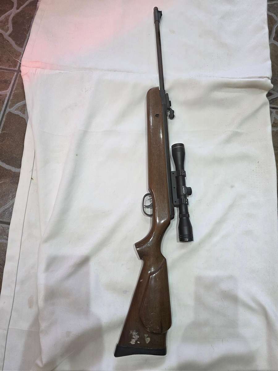 UT-1906 RIFLE (CAL.4,5/177)WITH ULTRA OPTEC 4X 32 SCOPE