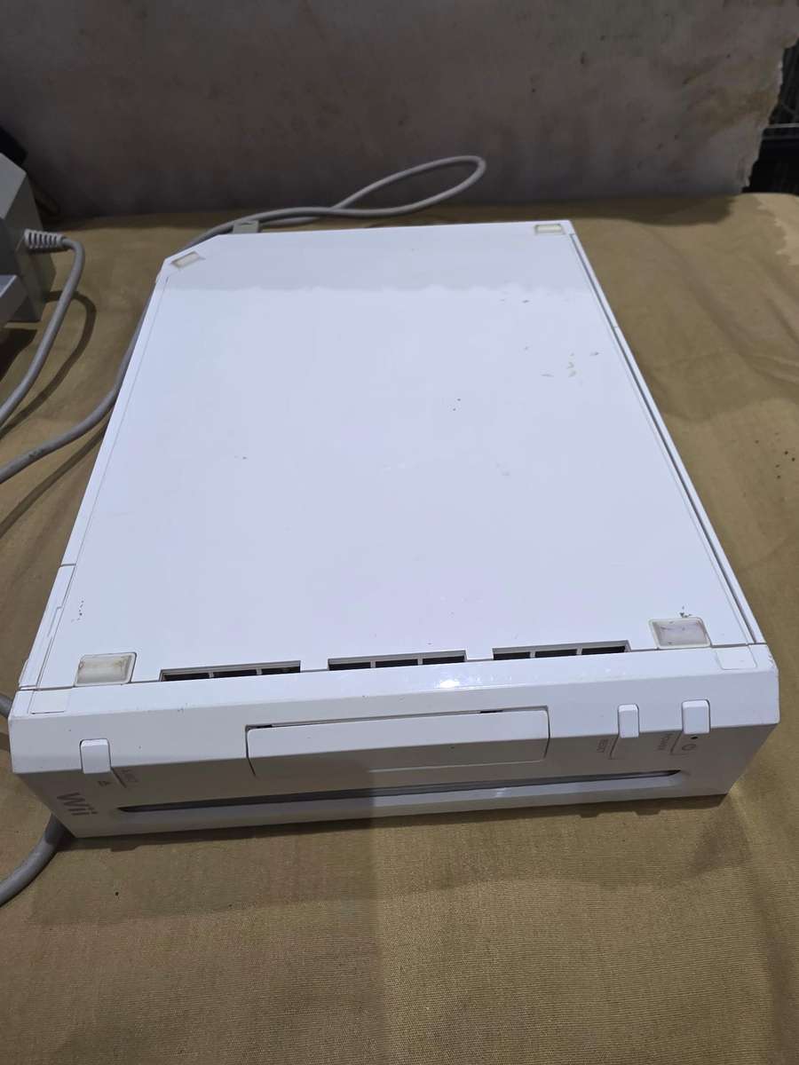 NINTENDO WII INCL.2 GAME DISCS, POWER SUPPLY, ETC..