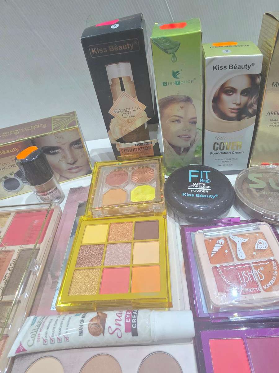 SET OF 26 FACE MAKEUP PRODUCTS