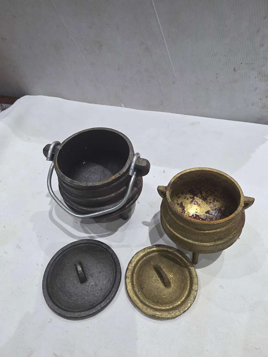 2 X MINIATURE CAST IRON 3 LEGGED POTS