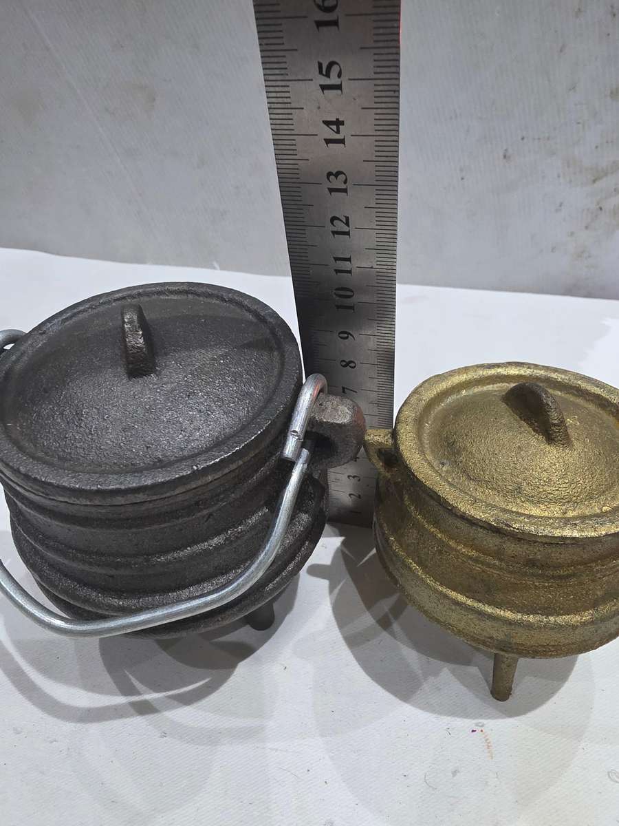 2 X MINIATURE CAST IRON 3 LEGGED POTS
