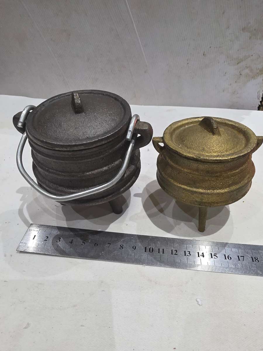 2 X MINIATURE CAST IRON 3 LEGGED POTS