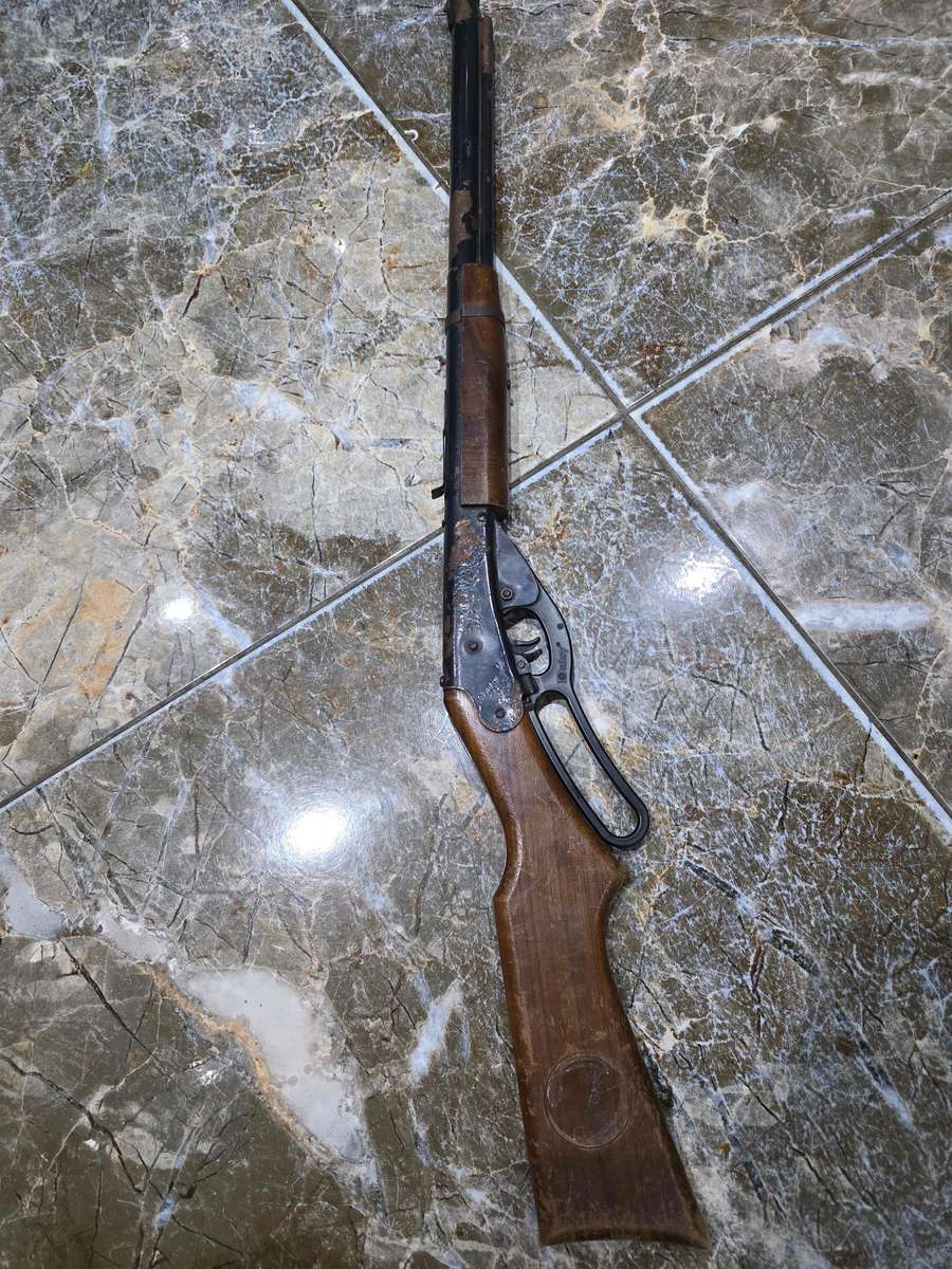 VINTAGE DAISY RIFLE(*RED CLYDER)SEE MARKINGS