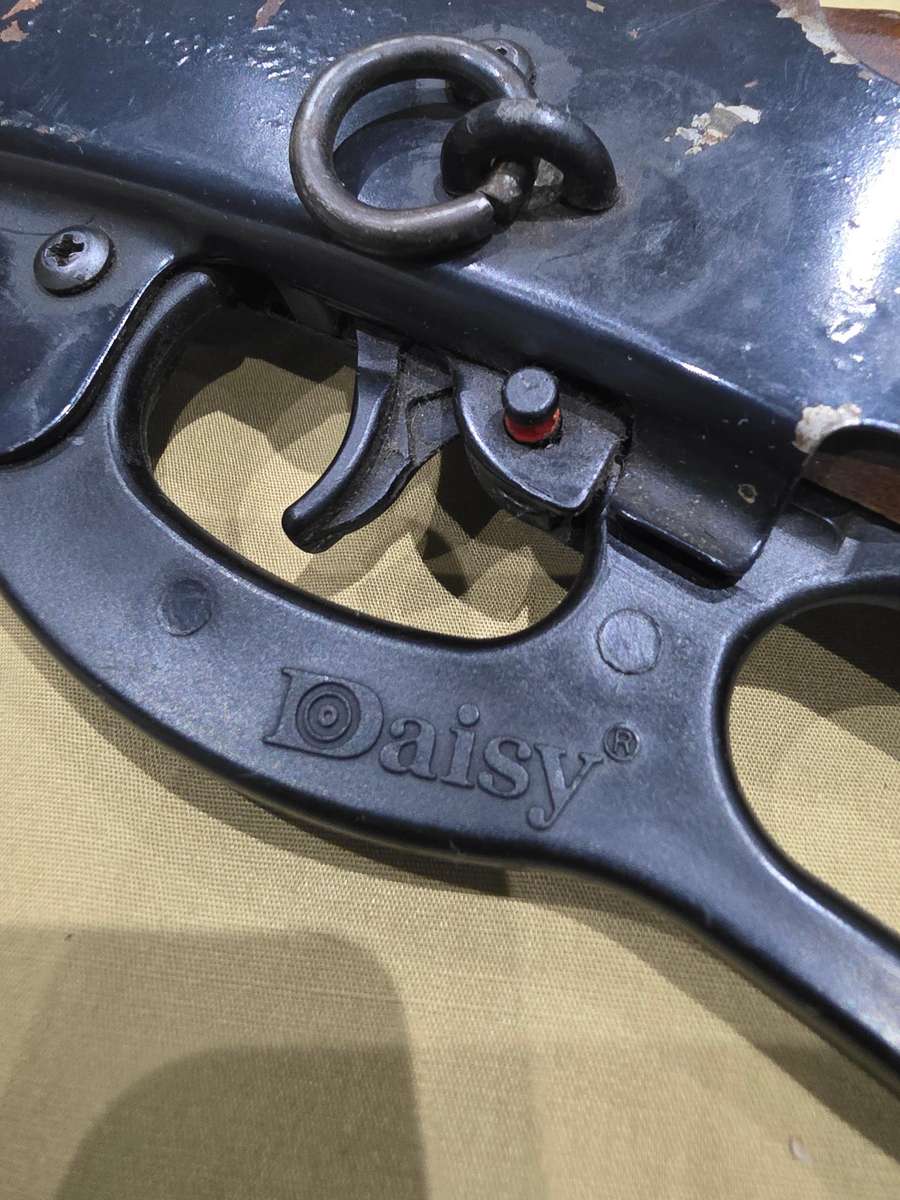 VINTAGE DAISY RIFLE(*RED CLYDER)SEE MARKINGS