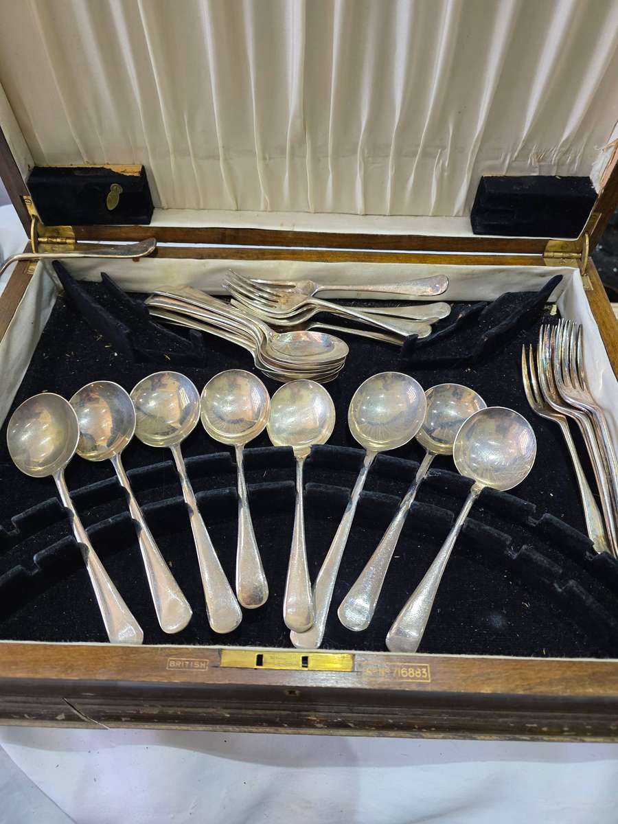 26 PIECE VINTAGE CUTLERY SET(ENGLAND)