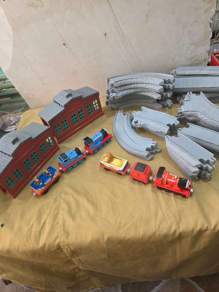 THOMAS AND FRIENDS 46 PIECE RAILWAY MODELS(TRACKS,BUILDING AND 6 PIECE DIE CAST ENGINE AND TRAILS)