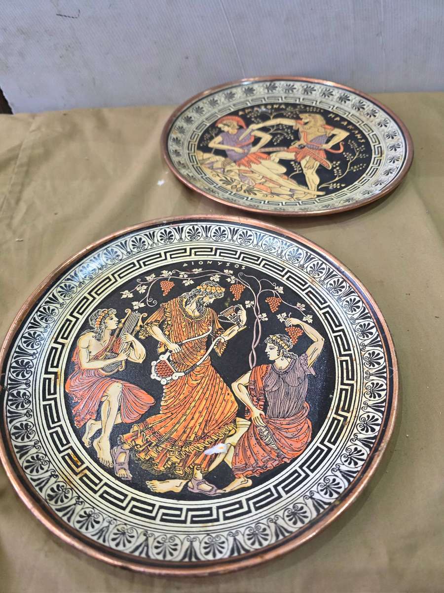 2 PIECE VINTAGE MADE IN GREECE COPPER WALL HANGING PLATES(22CM IN DIAMETER)
