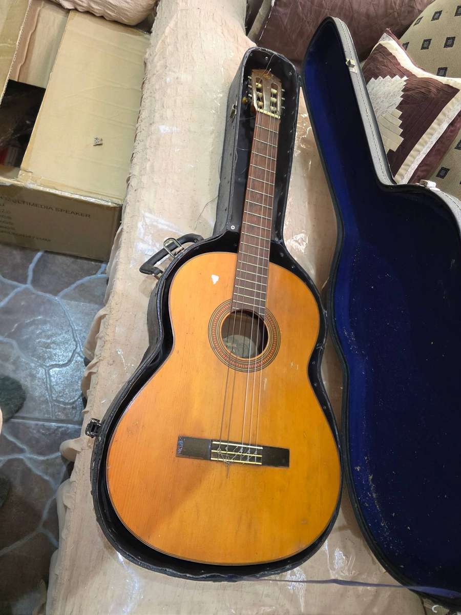 VINTAGE YAMAHA GUITAR WITH CASE