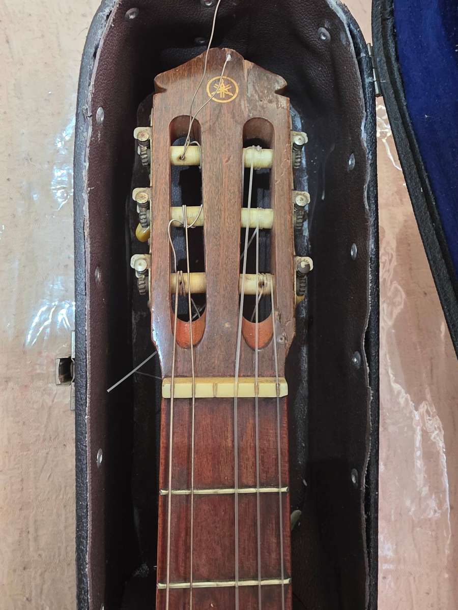 VINTAGE YAMAHA GUITAR WITH CASE