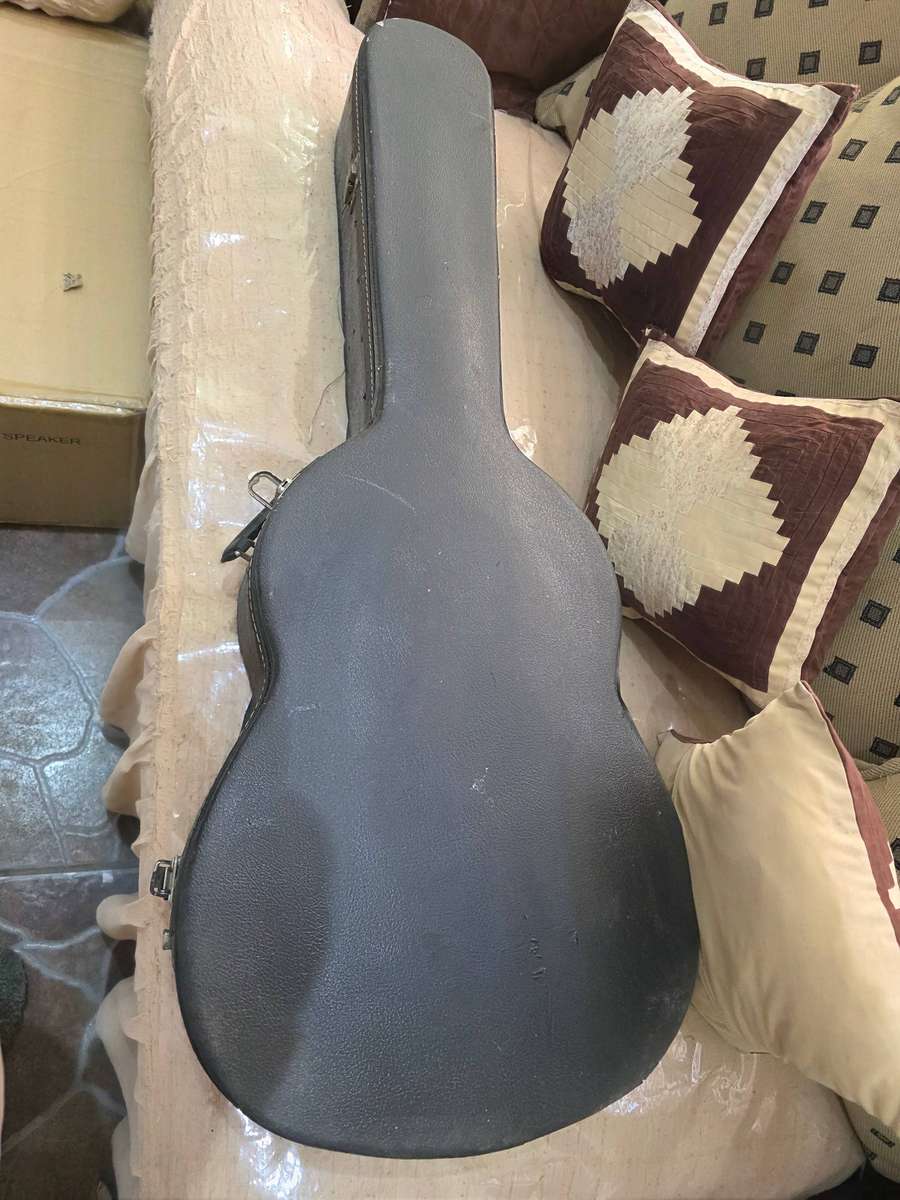 VINTAGE YAMAHA GUITAR WITH CASE
