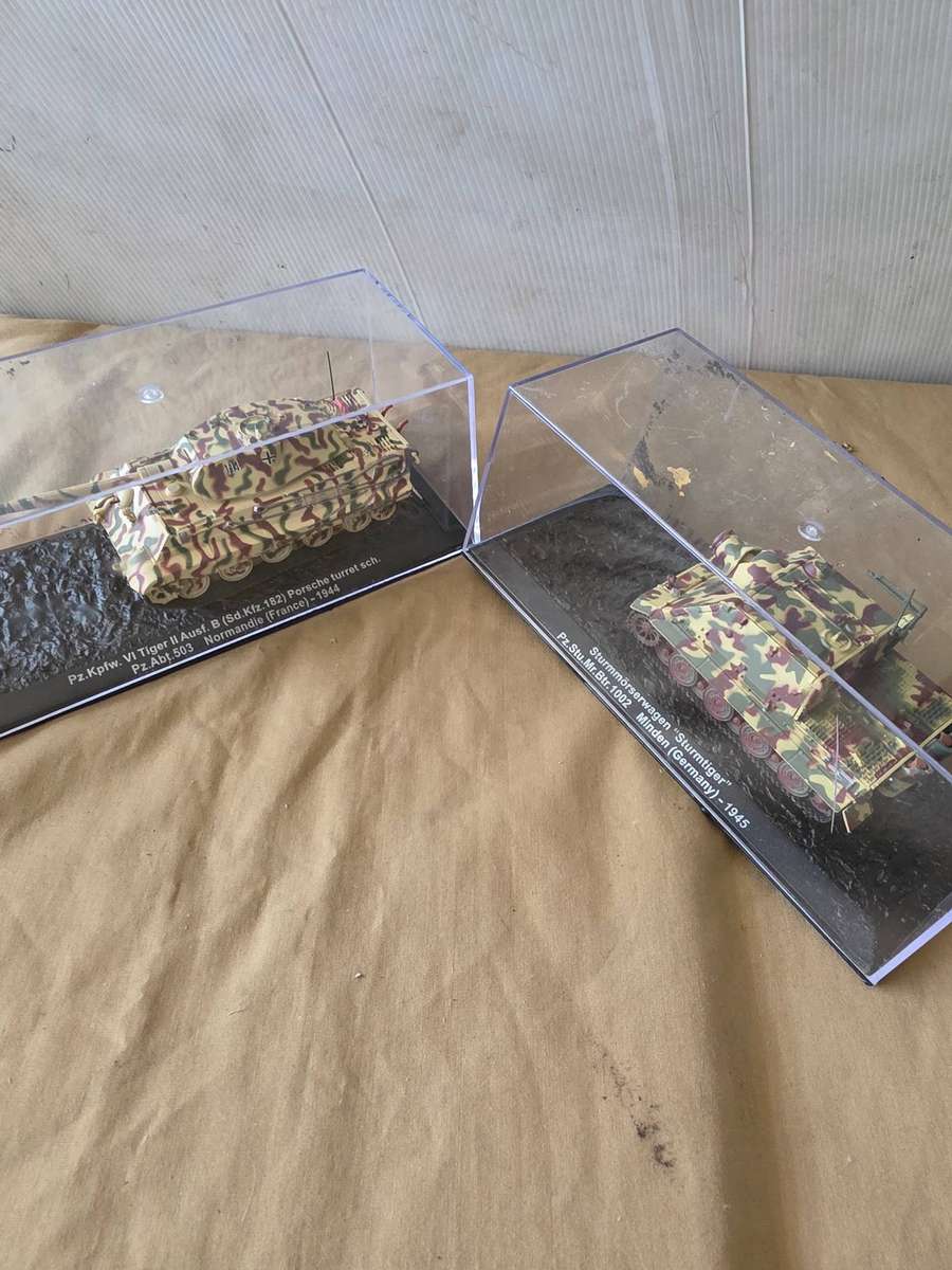 2 DIE CAST METAL COMAT/ MILLITARY TANKS MODEL (SCALE 1:72)