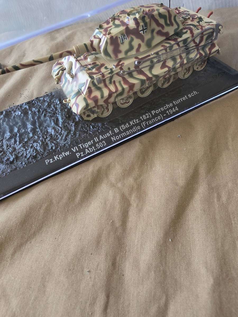 2 DIE CAST METAL COMAT/ MILLITARY TANKS MODEL (SCALE 1:72)