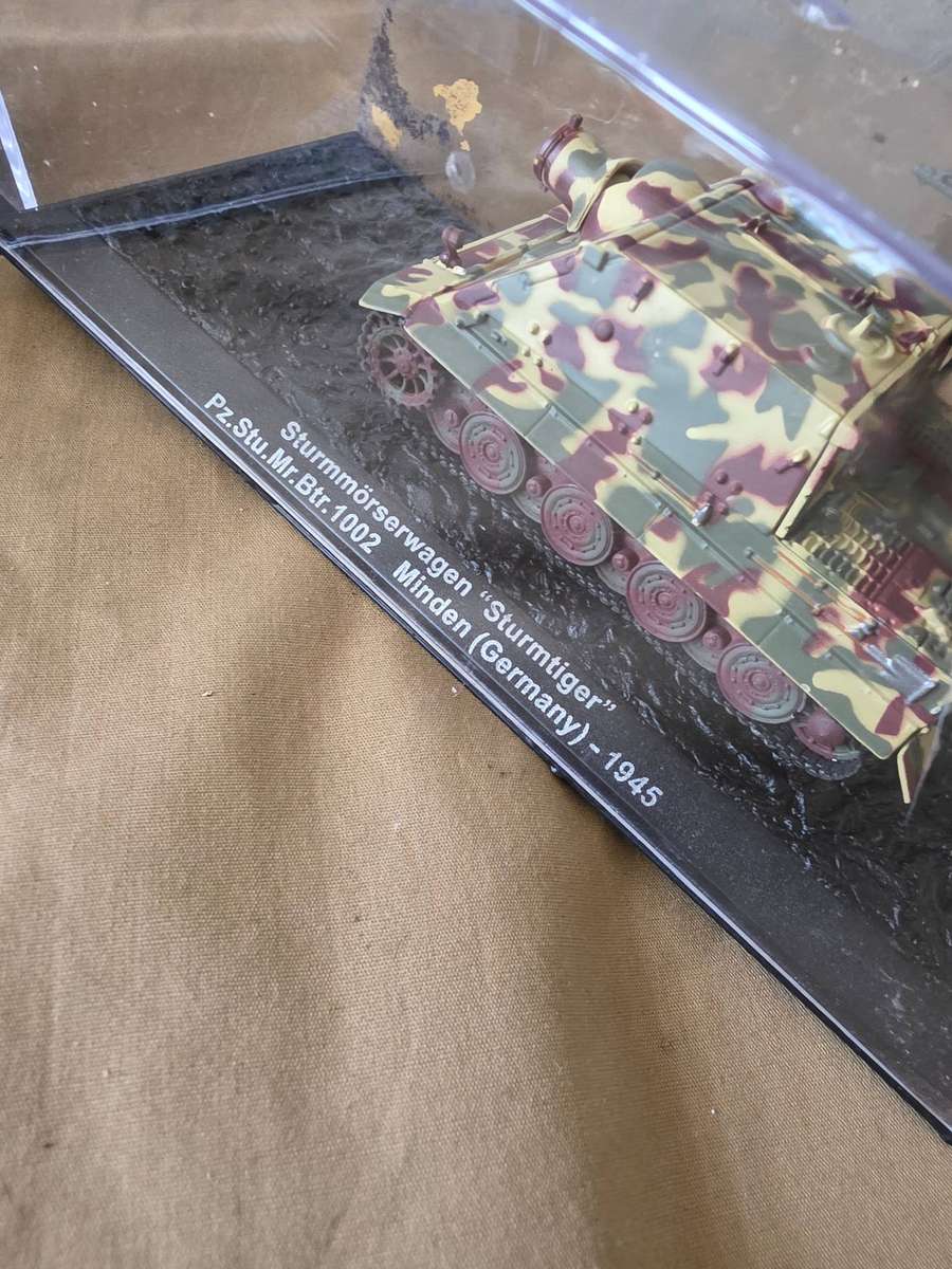 2 DIE CAST METAL COMAT/ MILLITARY TANKS MODEL (SCALE 1:72)