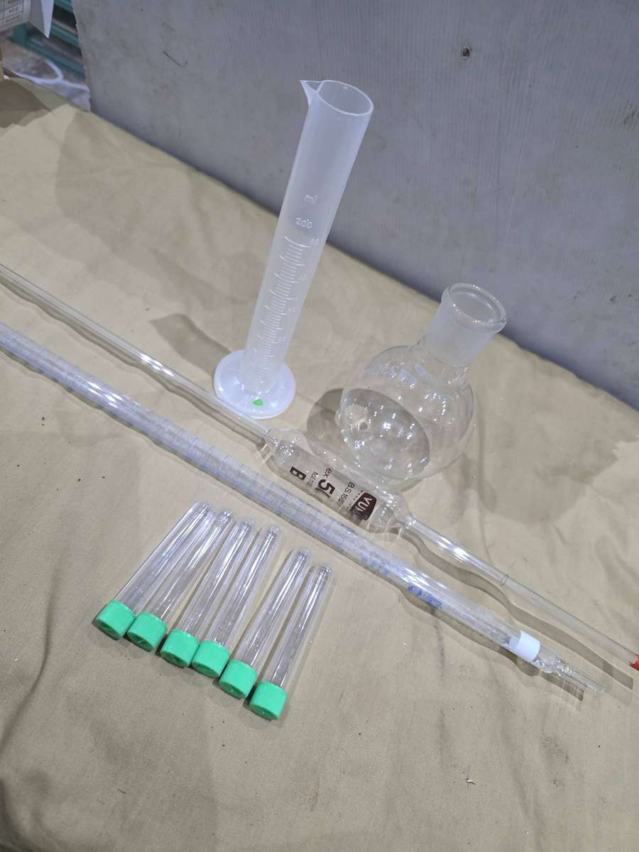 10 PIECE LABORATORY ITEMS