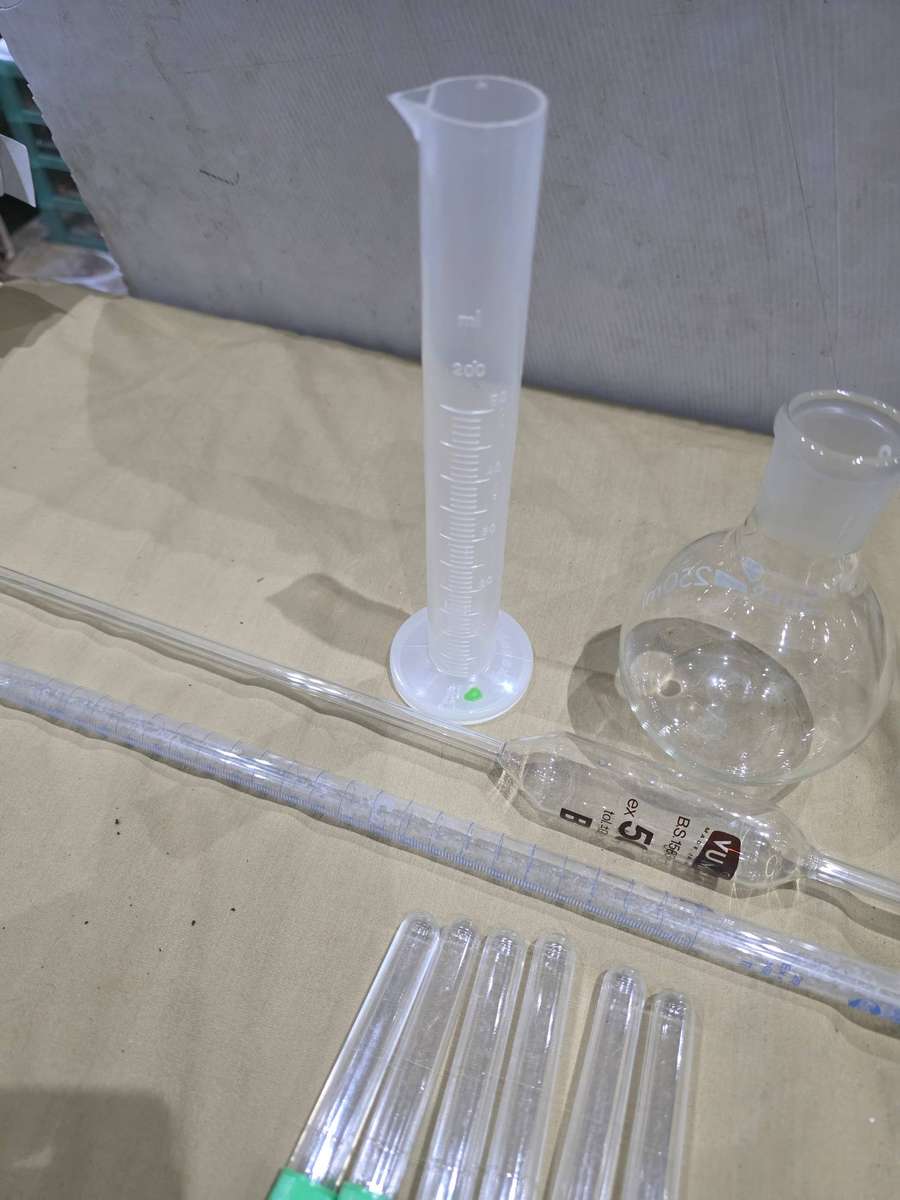 10 PIECE LABORATORY ITEMS