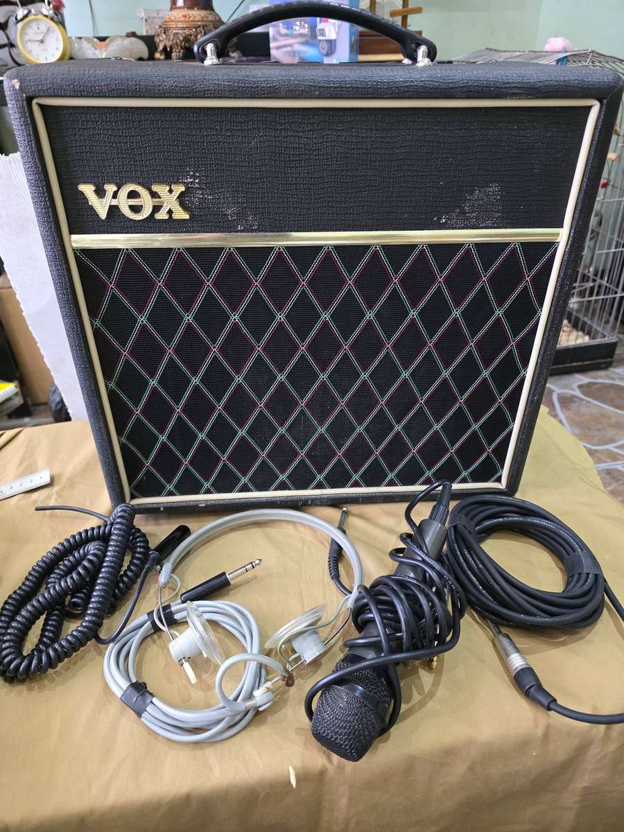 VOX AMPLIFIER WITH ASSESCORIES