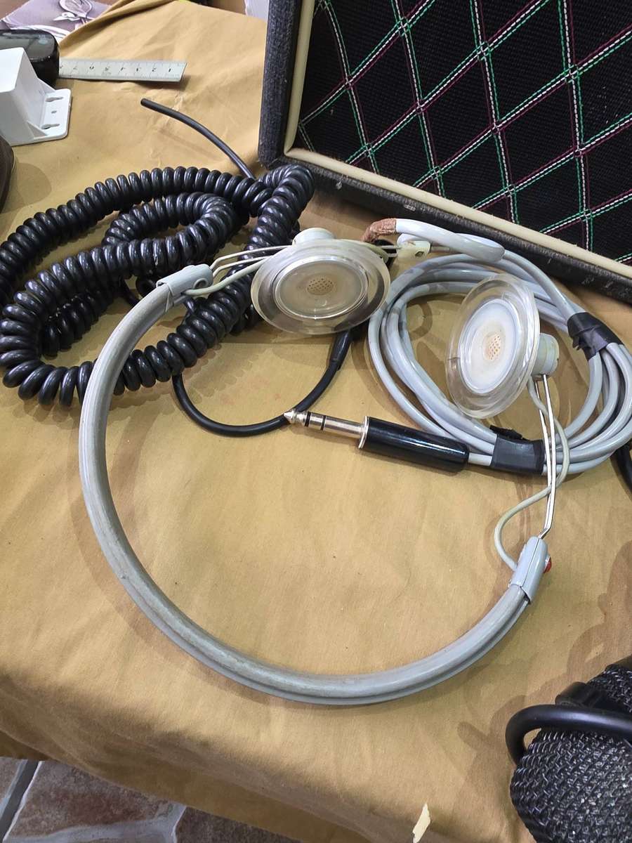 VOX AMPLIFIER WITH ASSESCORIES