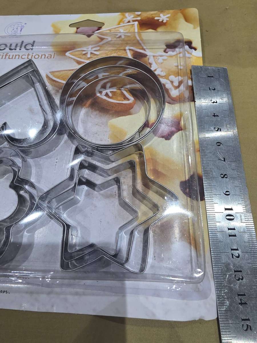 12 PIECE METAL COOKIE CUTTERS