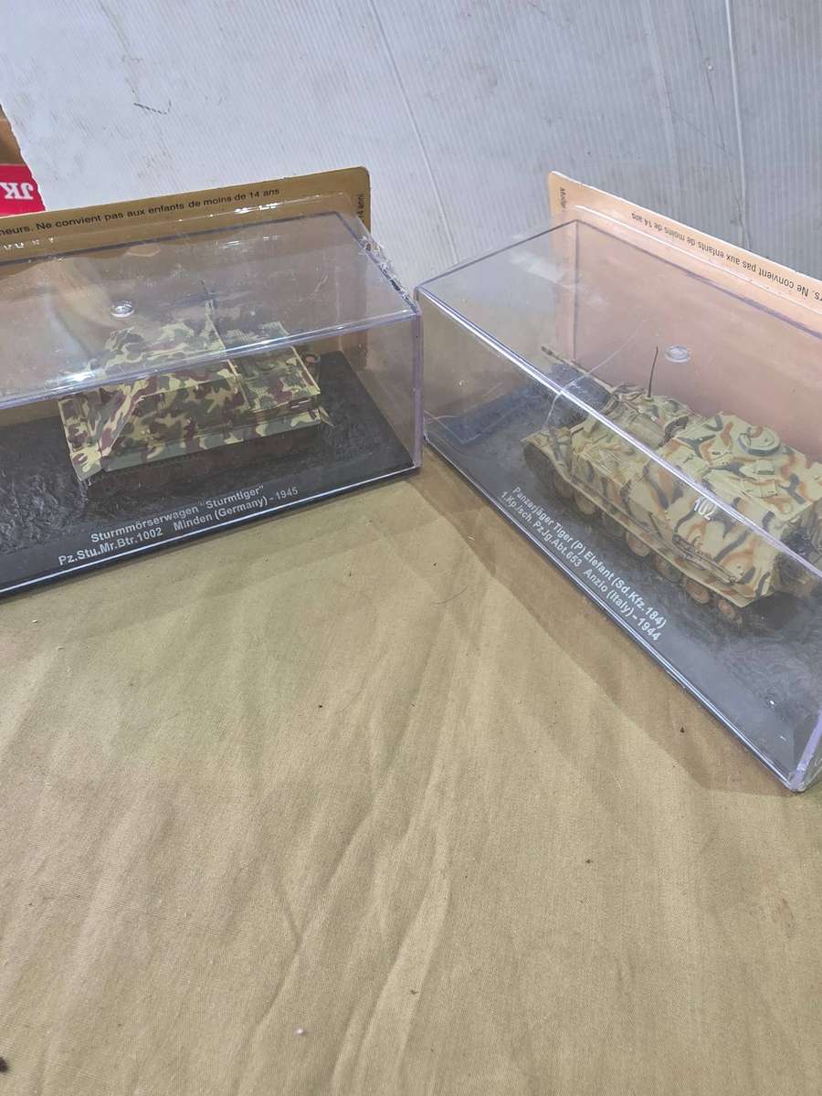 TWO PIECE DIE CAST MODEL MILLITARY/COMBAT TANKS(SCALE 1:72)2