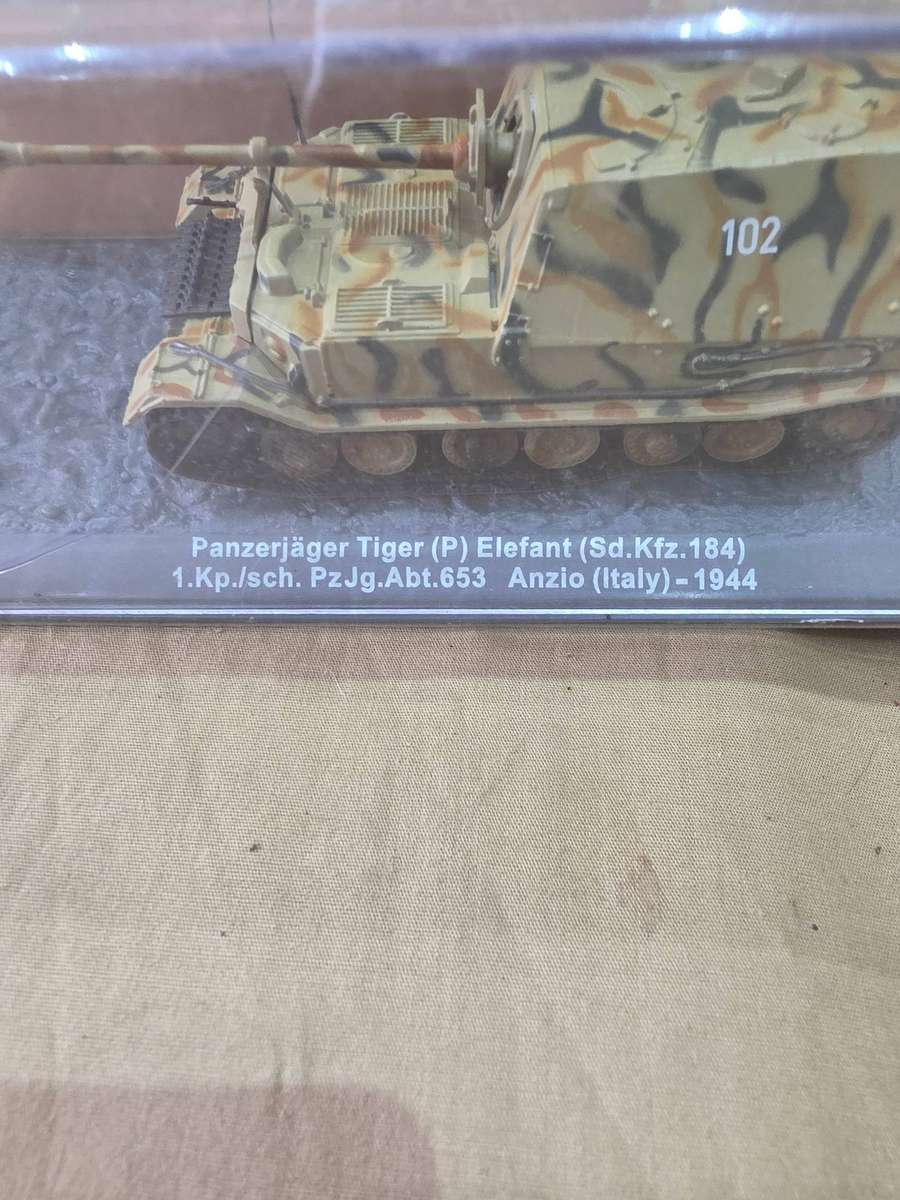 TWO PIECE DIE CAST MODEL MILLITARY/COMBAT TANKS(SCALE 1:72)2