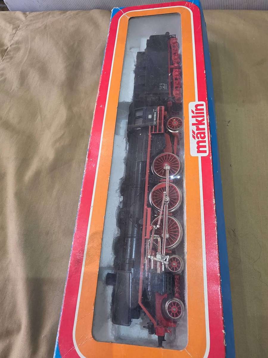VINTAGE MARKLIN HO GAUGE ENGINE AND COACH-SEE MARKINGS(UNUSED)3085