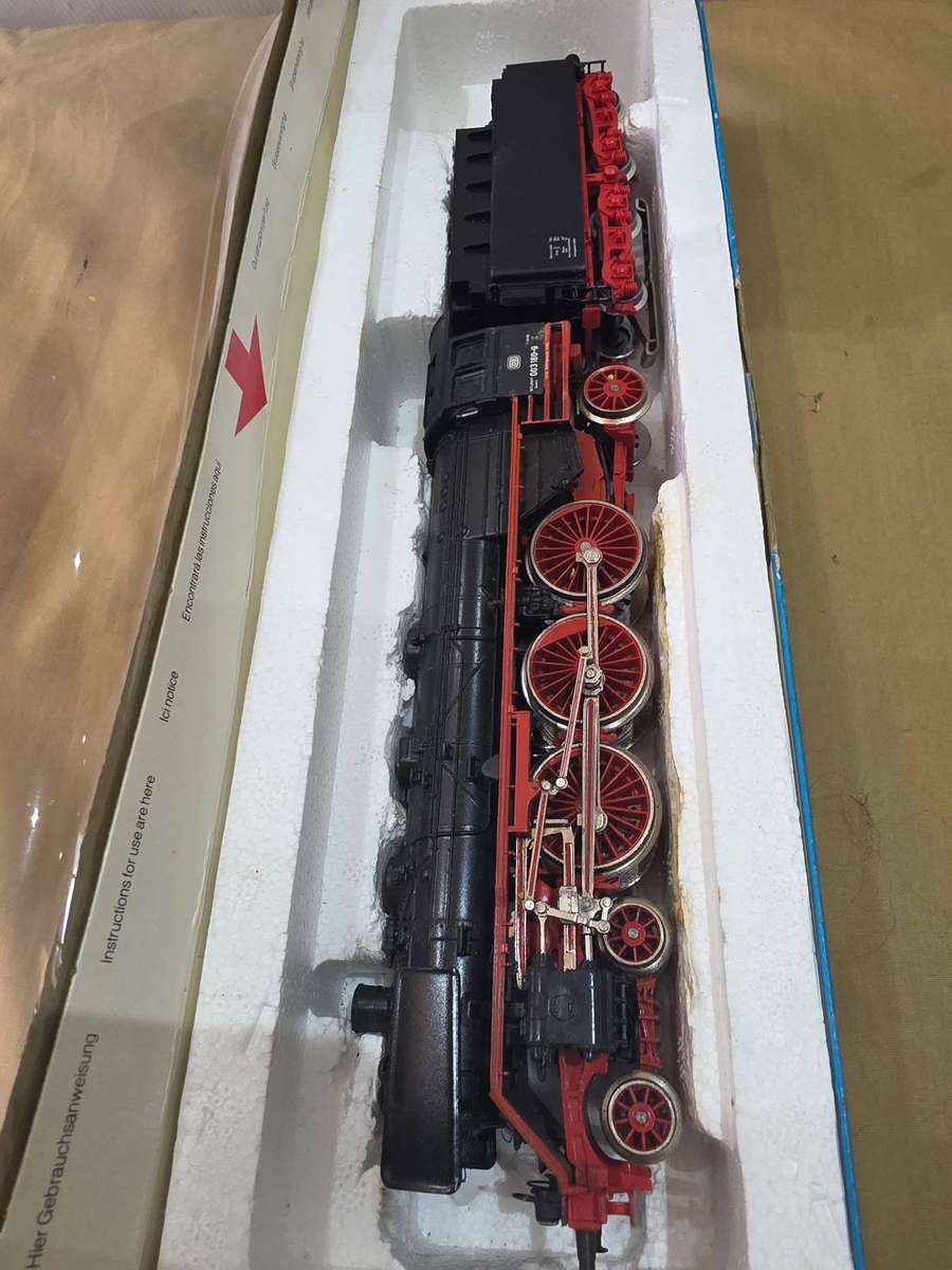 VINTAGE MARKLIN HO GAUGE ENGINE AND COACH-SEE MARKINGS(UNUSED)3085