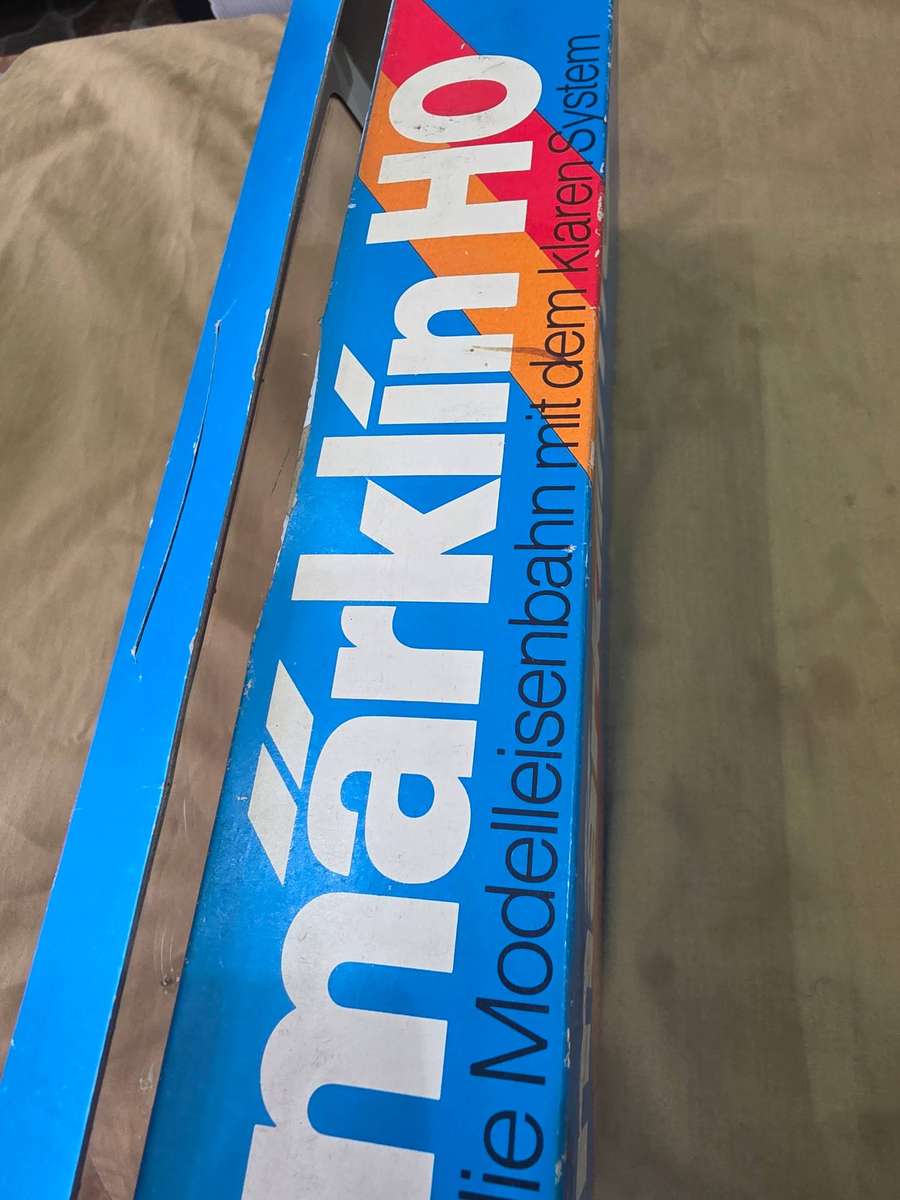 VINTAGE MARKLIN HO GAUGE ENGINE AND COACH-SEE MARKINGS(UNUSED)3085