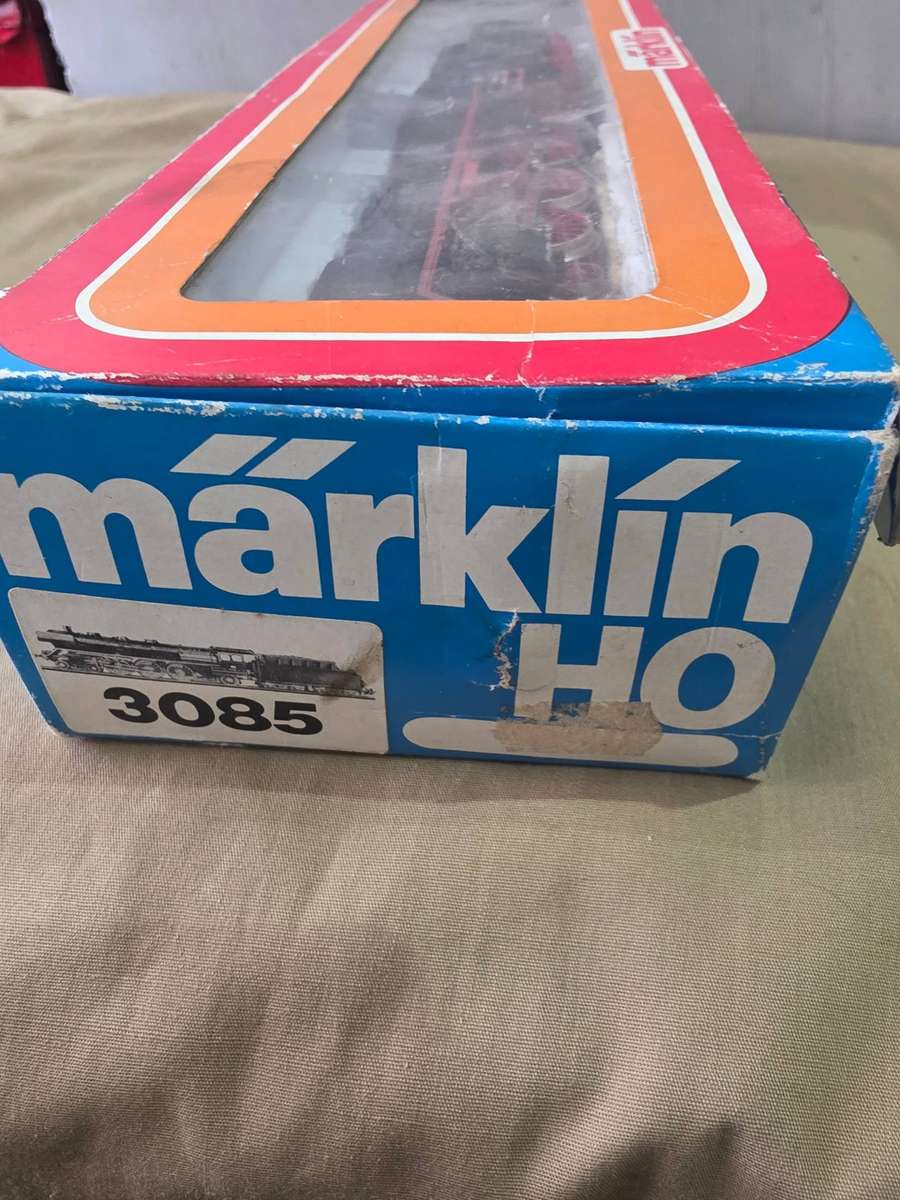 VINTAGE MARKLIN HO GAUGE ENGINE AND COACH-SEE MARKINGS(UNUSED)3085