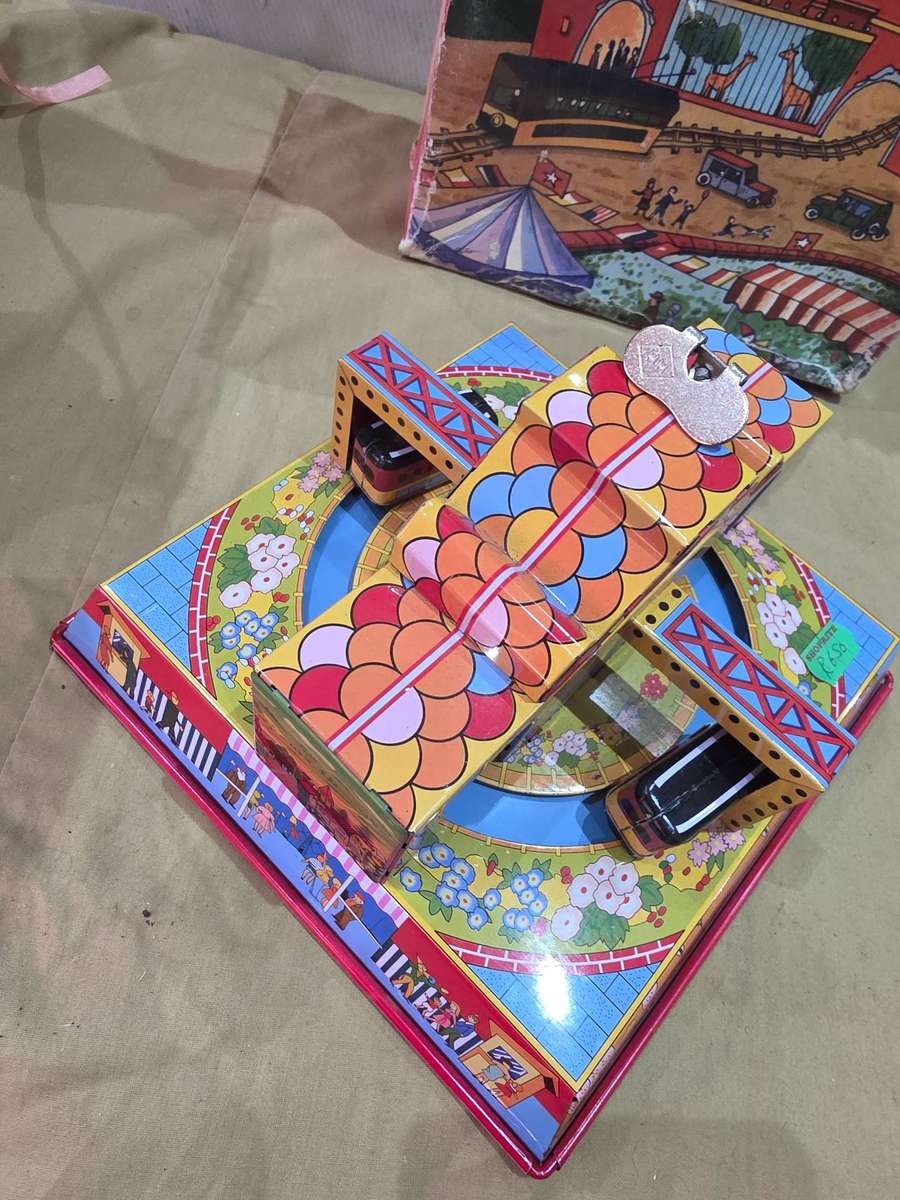 VINTAGE MECHANICAL WINDE-UP MERRY TOWN(TIN TOY)