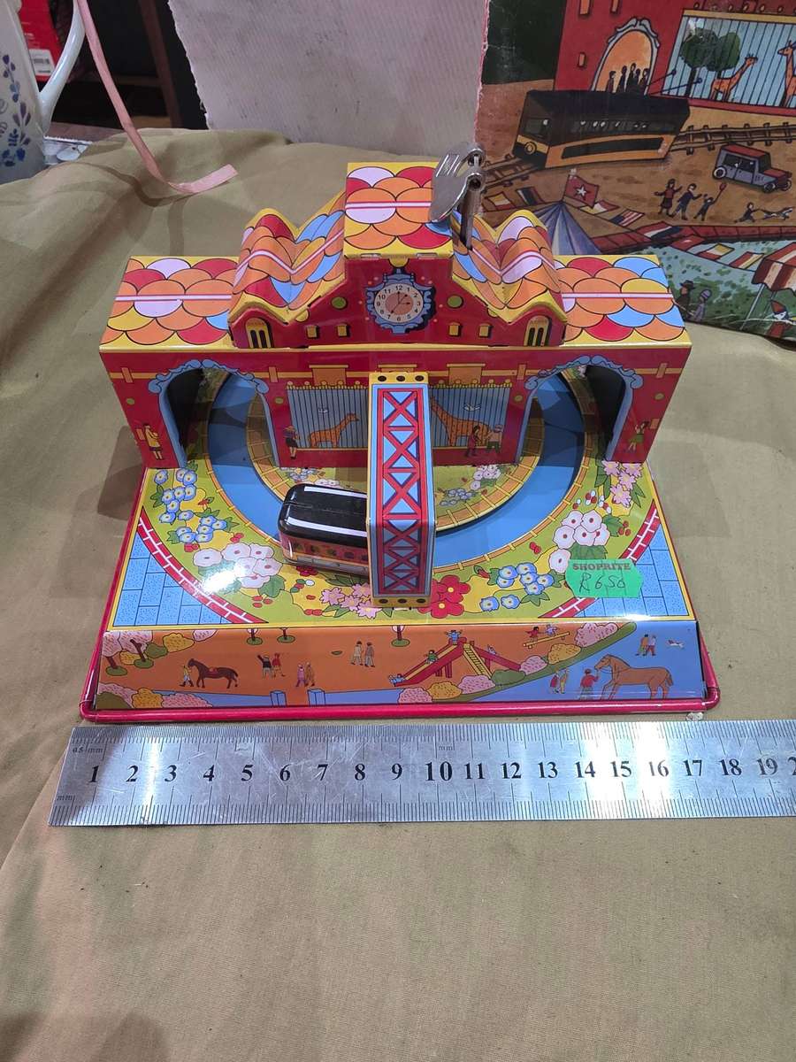 VINTAGE MECHANICAL WINDE-UP MERRY TOWN(TIN TOY)