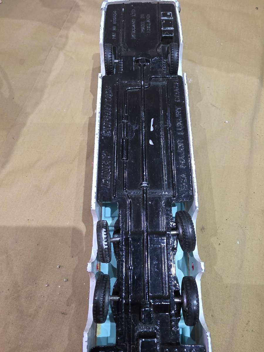 VINTAGE DINKY SUPERTOYS VEGA MAJOR LUXURY COACH(MADE IN ENGLAND)