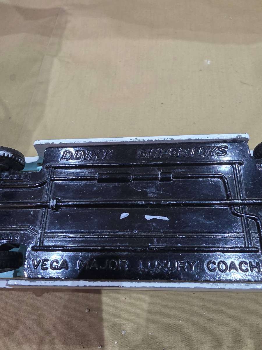VINTAGE DINKY SUPERTOYS VEGA MAJOR LUXURY COACH(MADE IN ENGLAND)