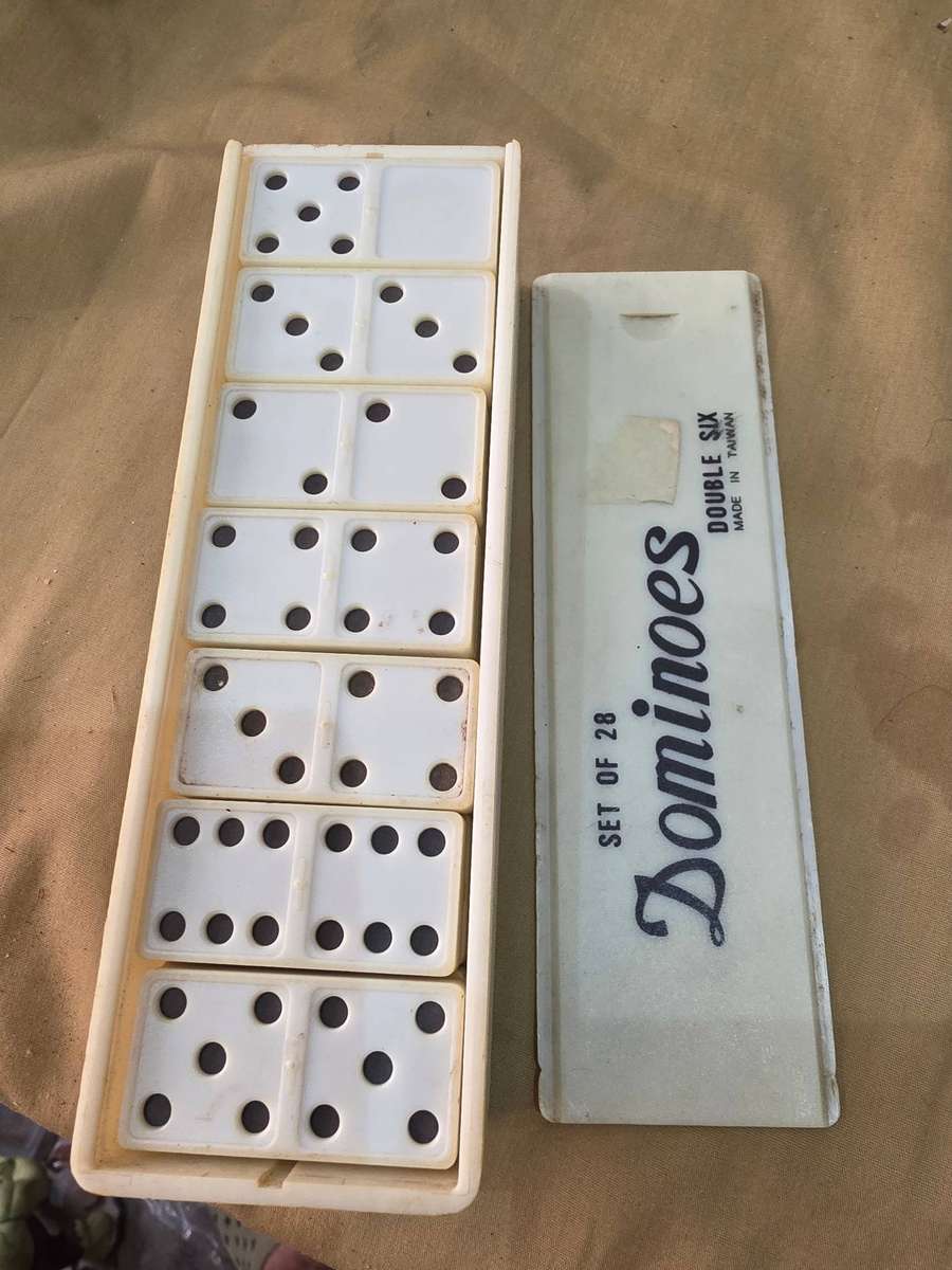 SET OF 28 DOUBLE SIX VINTAGE DOMINOES(MADE IN TAIWAN)