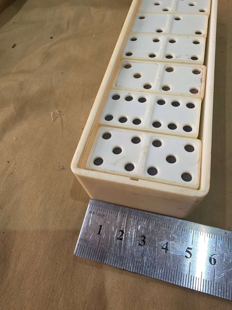 SET OF 28 DOUBLE SIX VINTAGE DOMINOES(MADE IN TAIWAN)