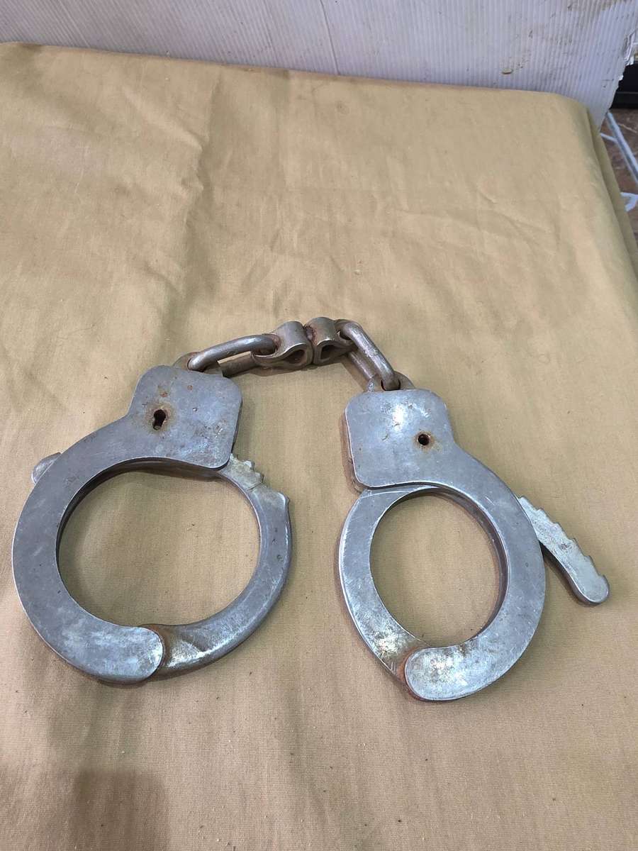 VINTAGE SOLID HEAVY METAL HANDCUFFS(NO KEYS)