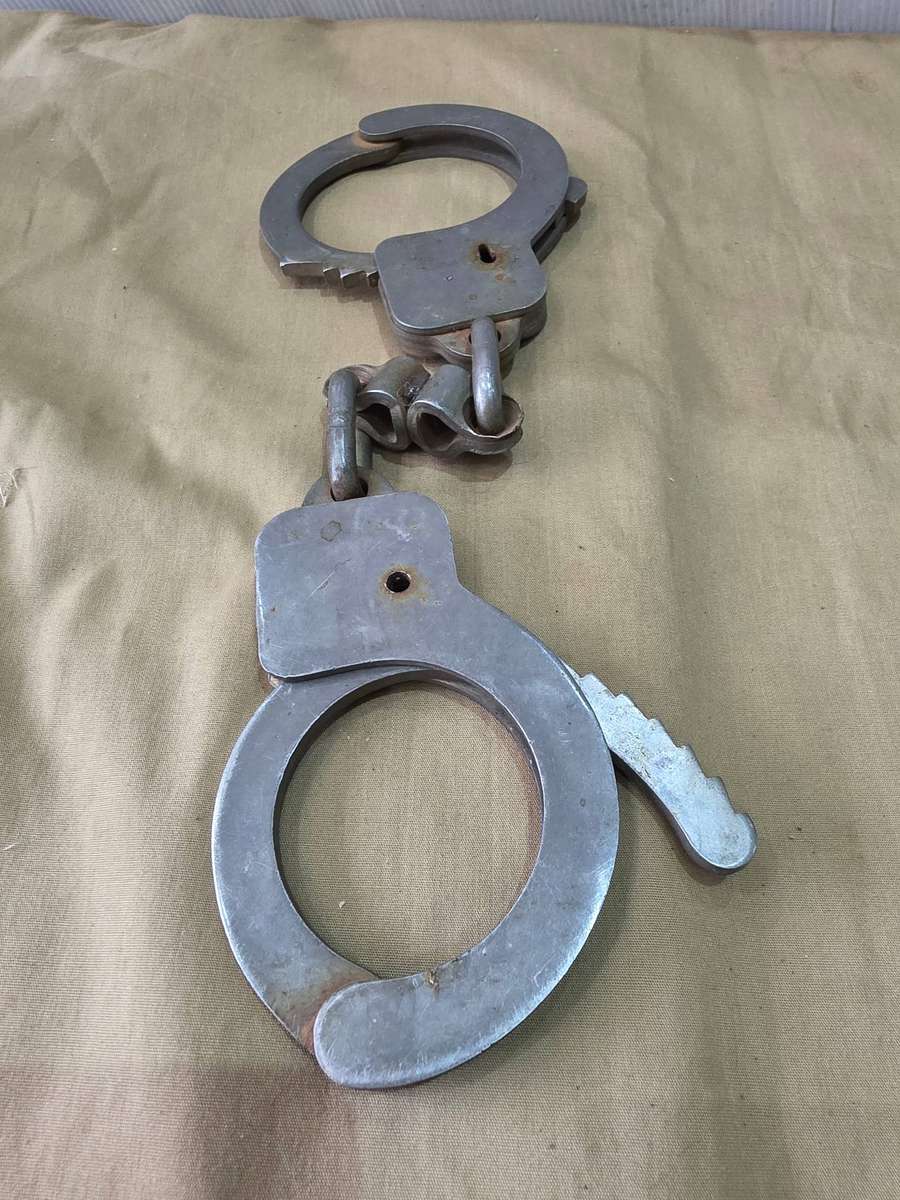 VINTAGE SOLID HEAVY METAL HANDCUFFS(NO KEYS)