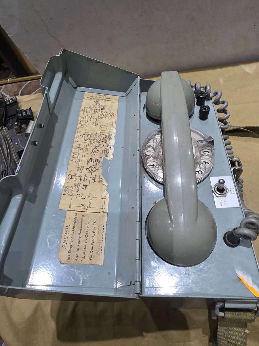 VINTAGE MILITARY FIELD TELEPHONE IN BUILT IN CASE