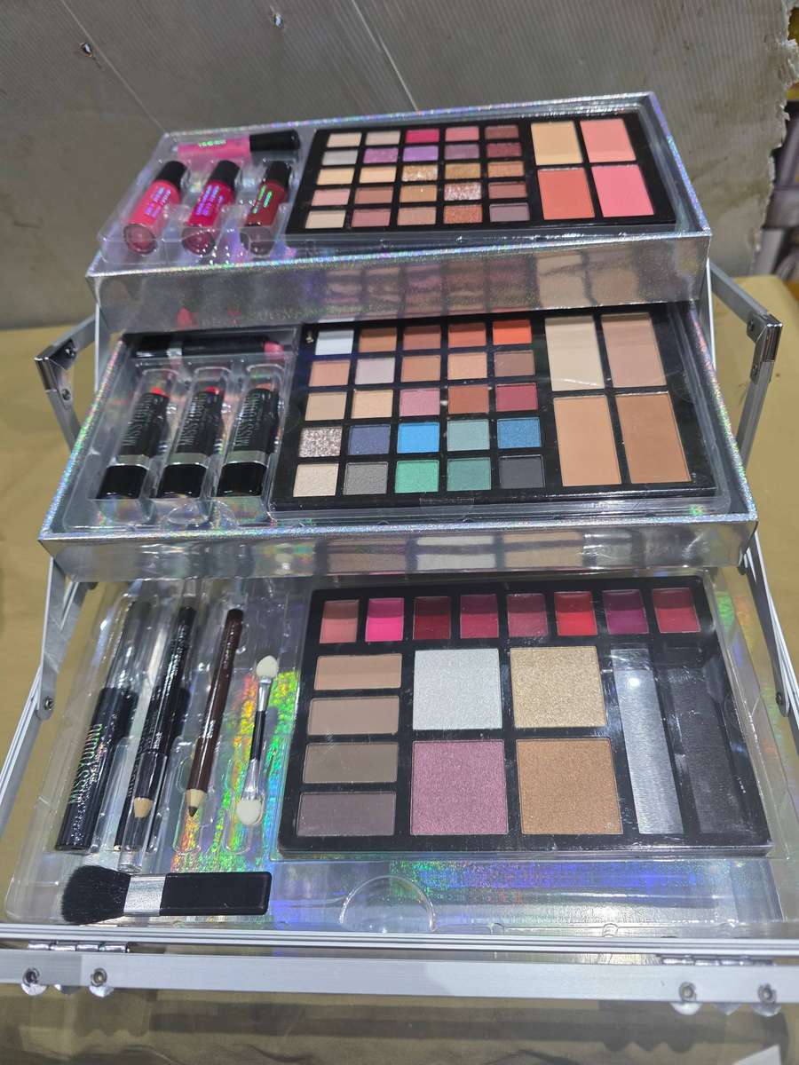 89 PIECE MISS YOUNG MAKEUP SET