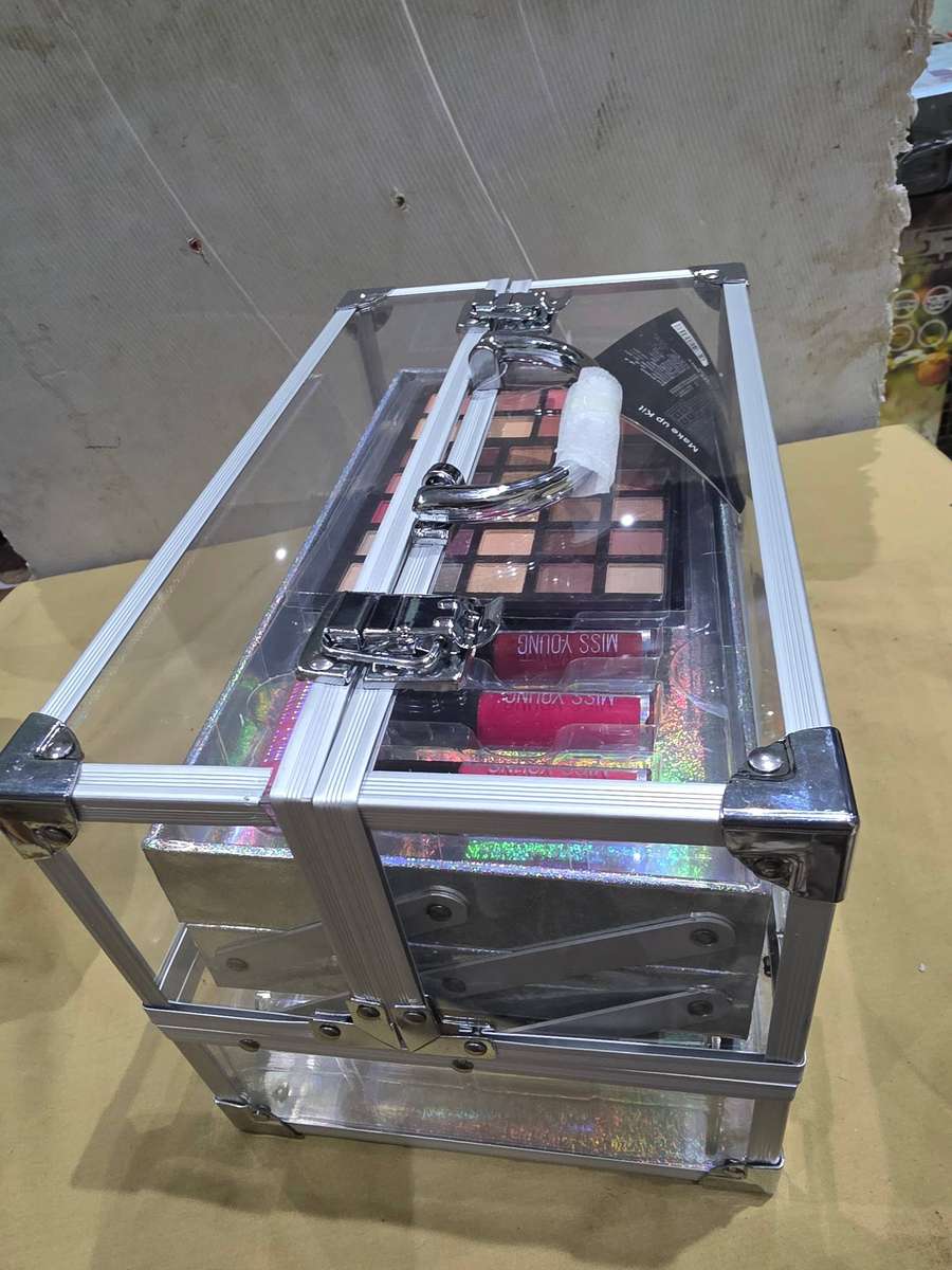 89 PIECE MISS YOUNG MAKEUP SET