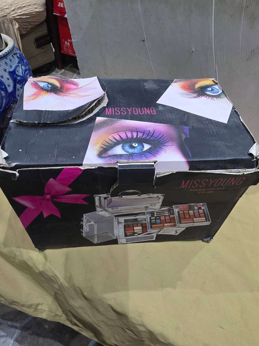 89 PIECE MISS YOUNG MAKEUP SET