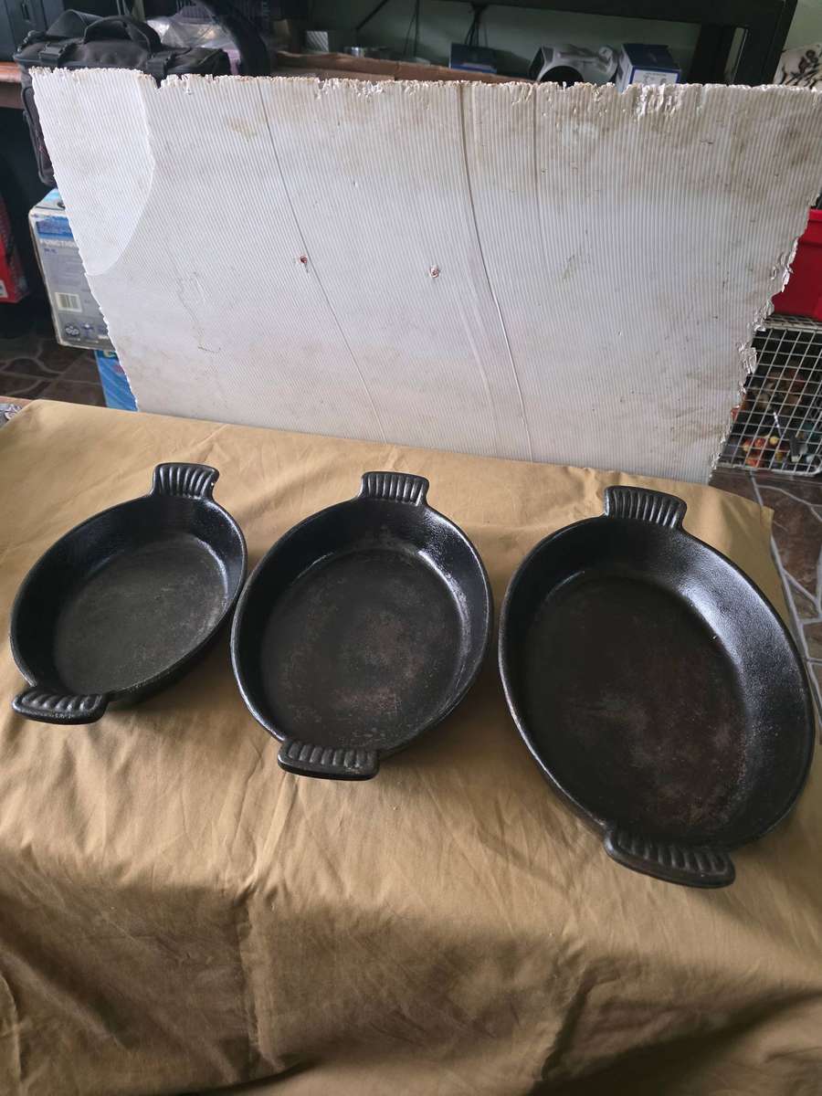 3 PIECE STACKABLE OVAL CAST IRON PANS