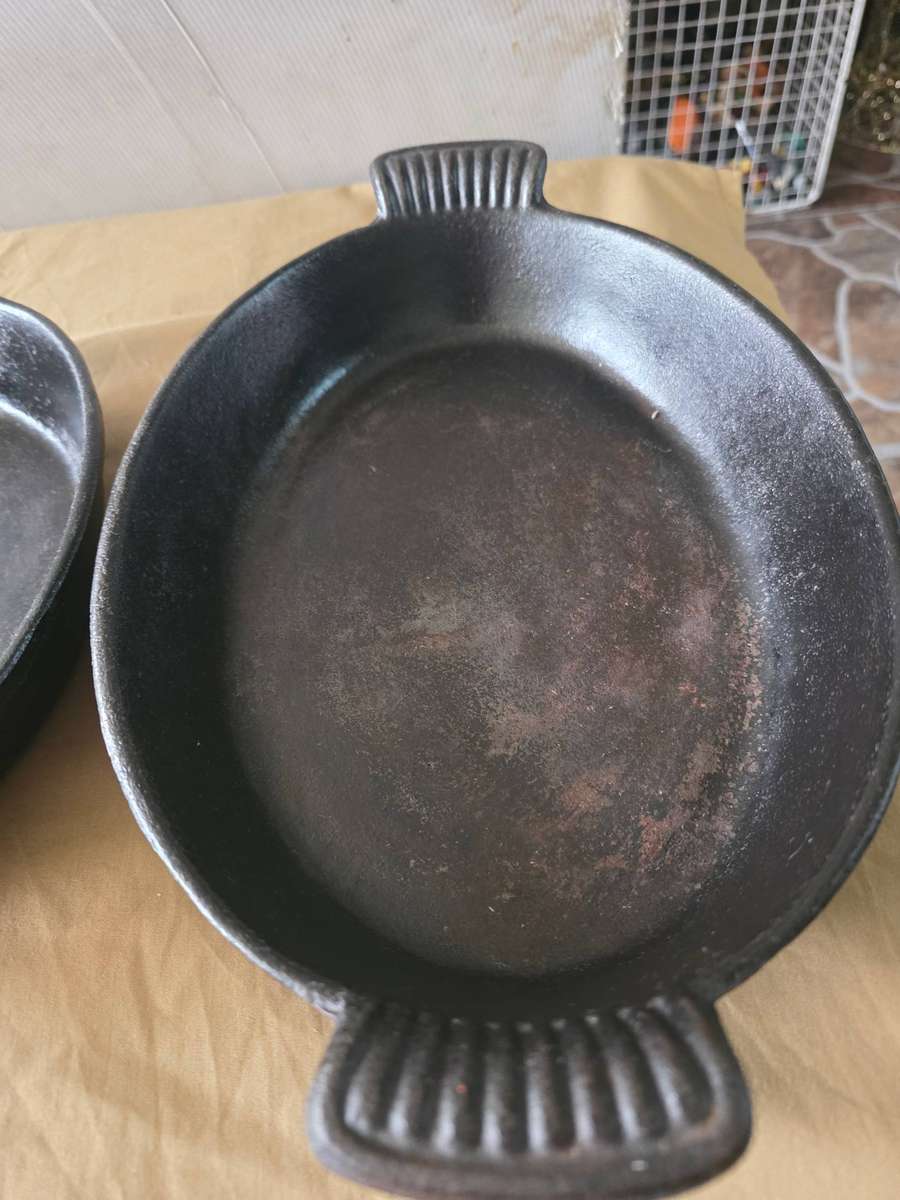 3 PIECE STACKABLE OVAL CAST IRON PANS