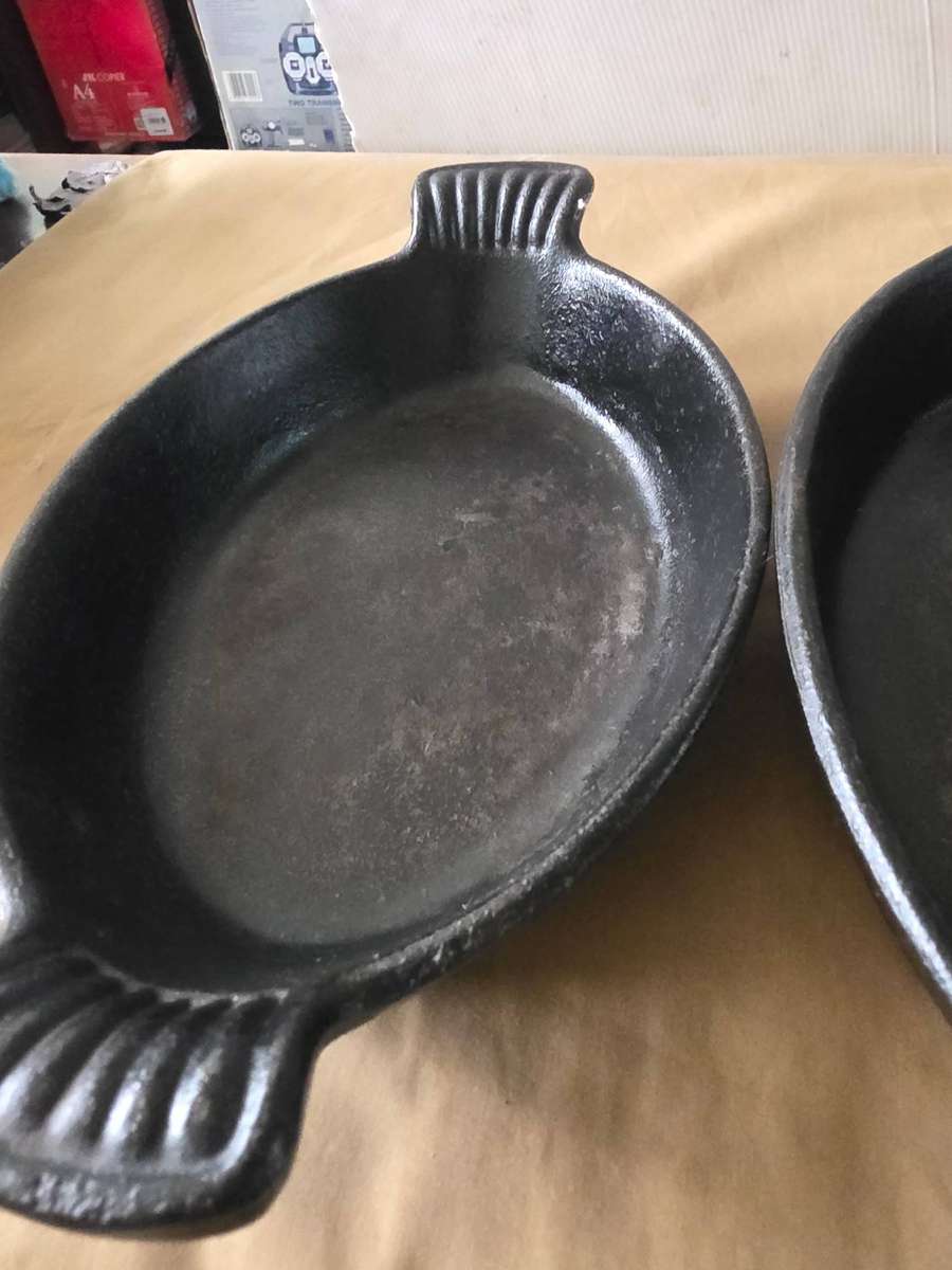3 PIECE STACKABLE OVAL CAST IRON PANS