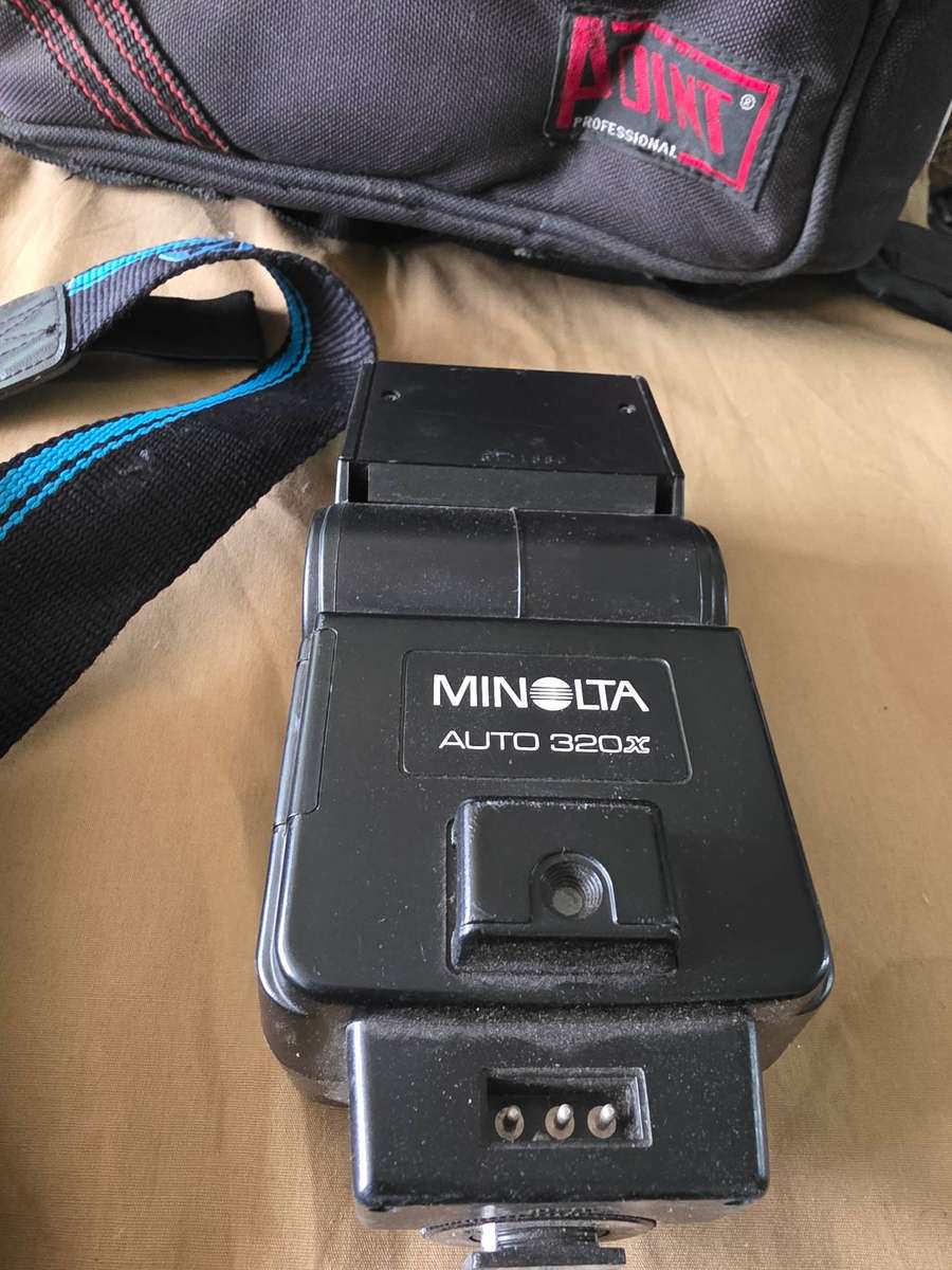 VINTAGE MINOLTA CAMERA SET WITH CARRY BAG